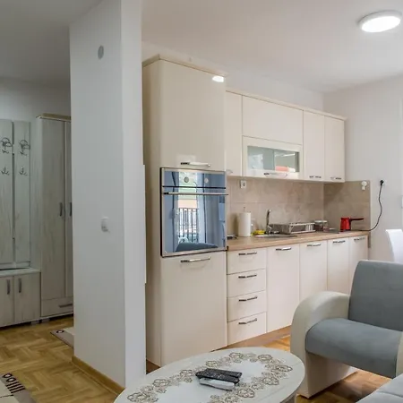 Apartment 9 & Free Parking